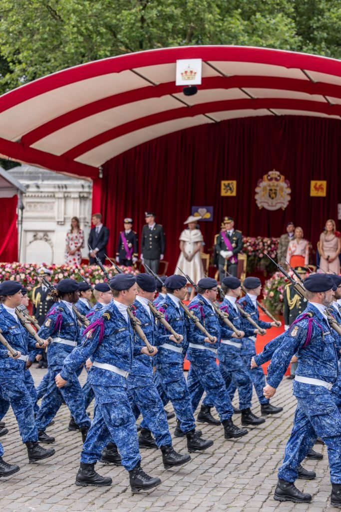 Militaires en rang devant la tribune royale lors du défilé