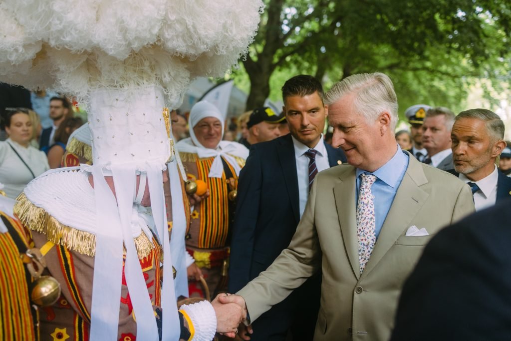 Le Roi salue un Gille en costume traditionnel