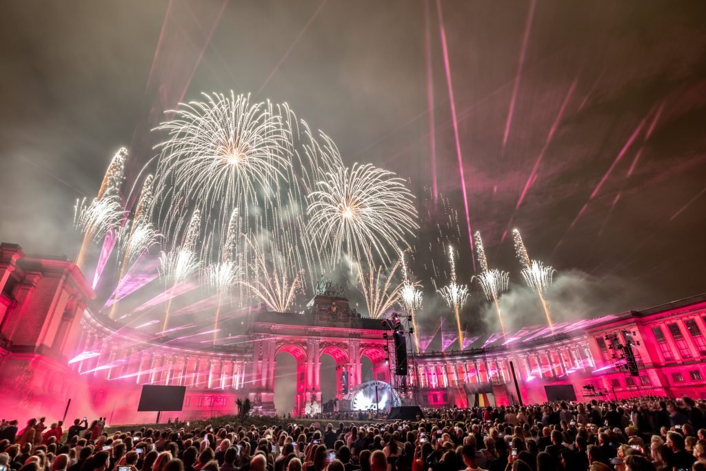 Feu d'artifice au-dessus de la scène du concert devant le Palais