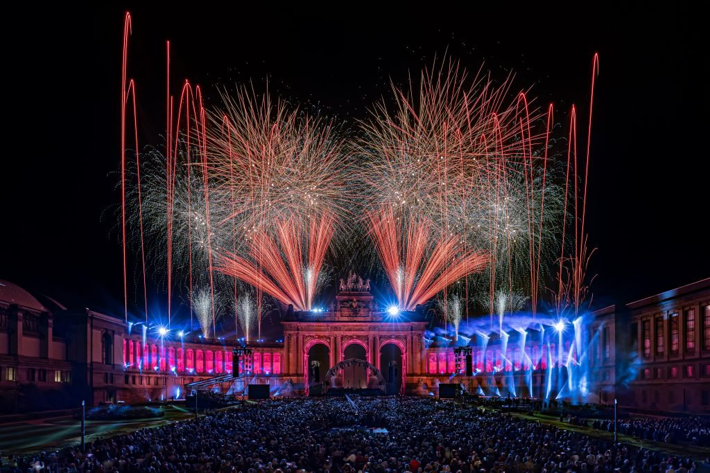 Feu d'artifice et jeux de lumière au-dessus des arcades du Cinquantenaire