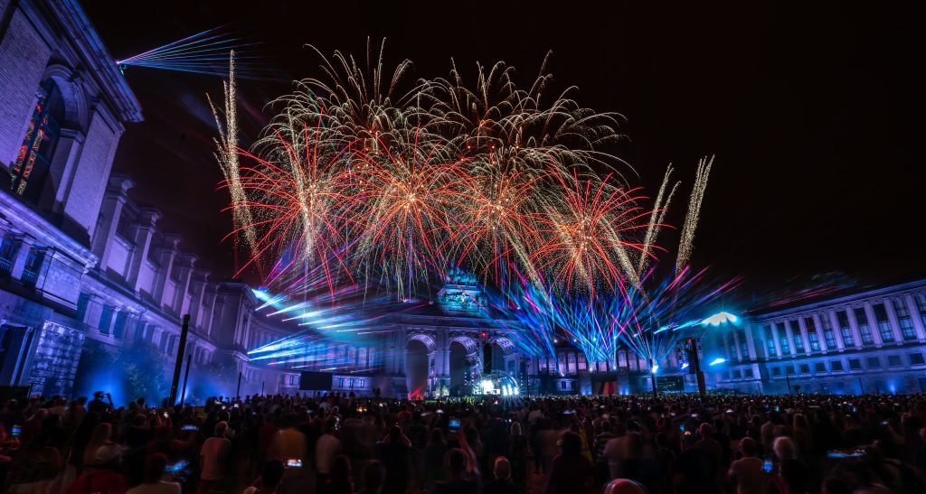 Feu d'artifice illuminant un bâtiment historique de Bruxelles la nuit