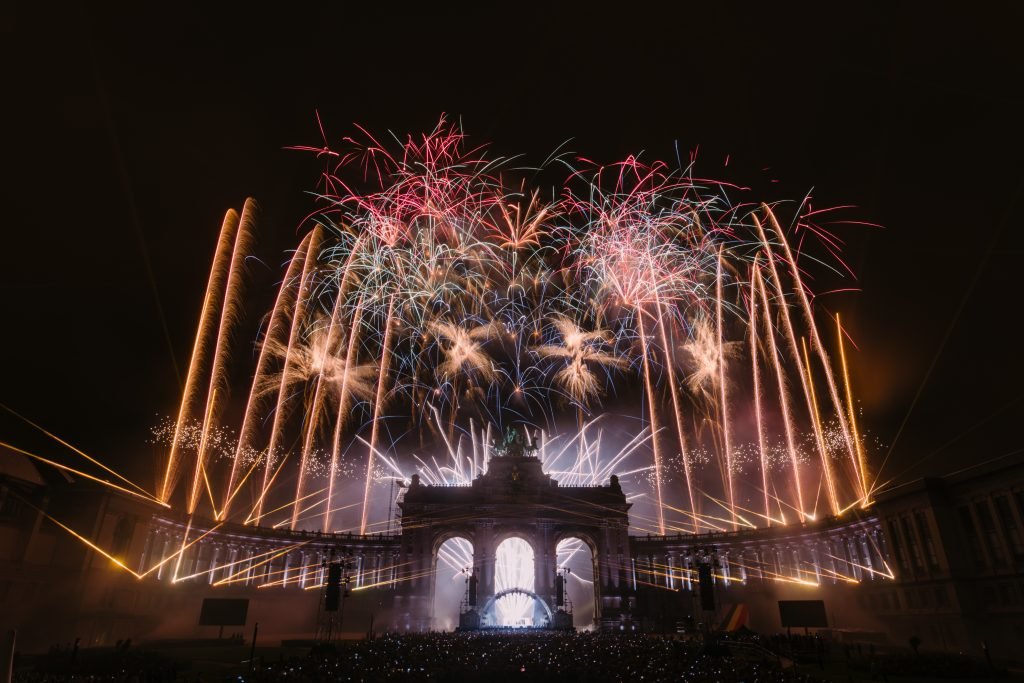Gerbes de feu d'artifice dorées et rouges au-dessus des arcades la nuit