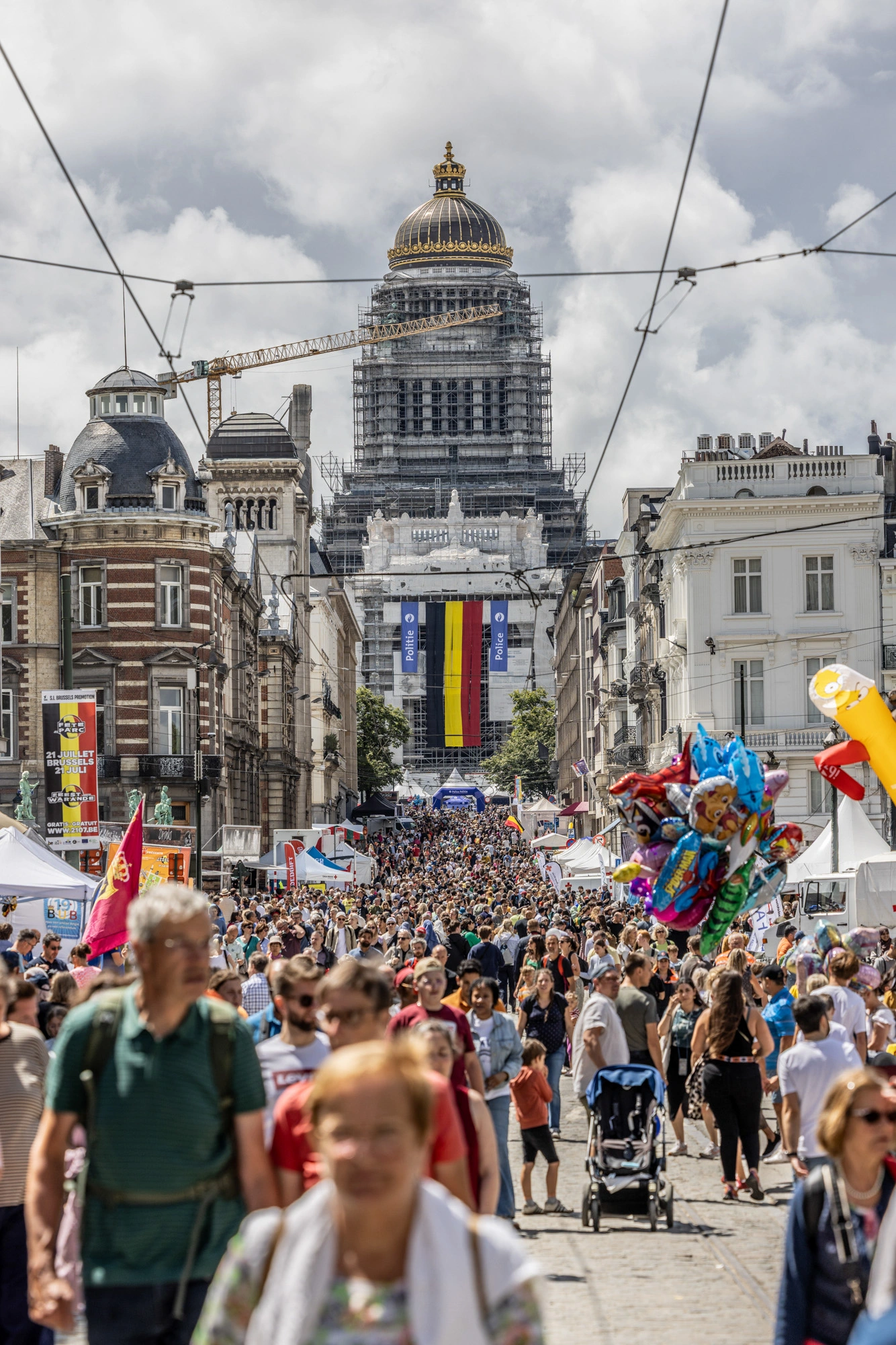 Foule dans une rue de Bruxelles lors des festivités