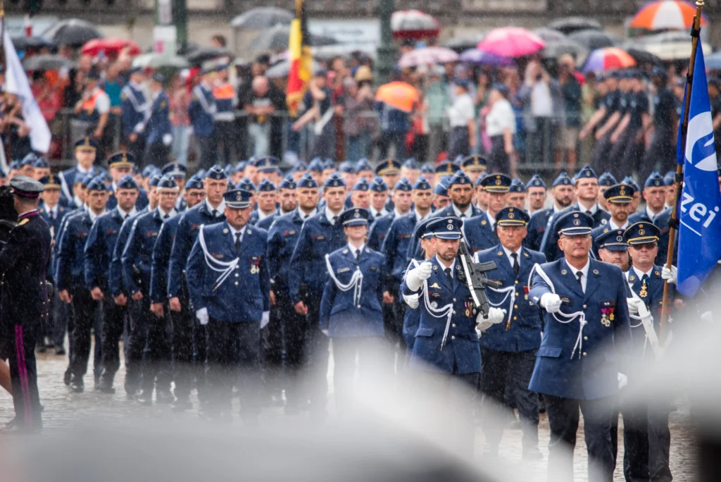 Policiers en uniforme en rangs lors du défilé