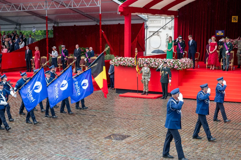 Policiers portant des drapeaux devant la tribune royale