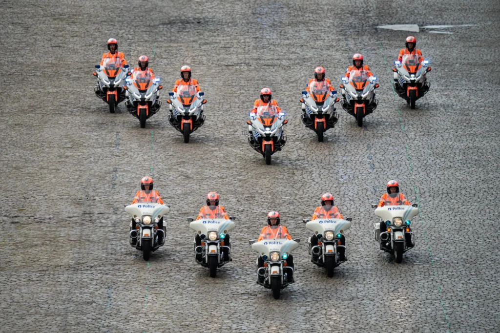 Motards de police en formation vus du dessus