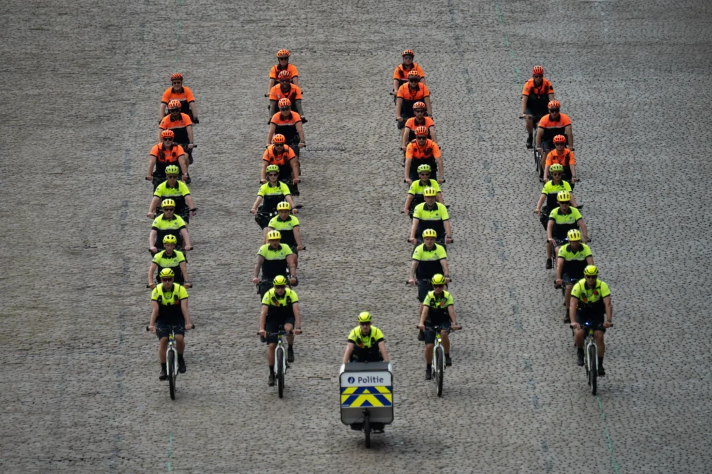 Cyclistes de la police en formation vus du dessus
